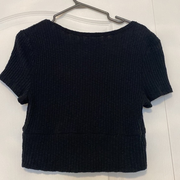 URBAN  OUTFITTERS- Black v-neck 👚 - Picture 8 of 8